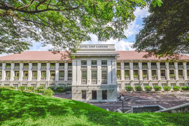 The colonial-style Hotel Fort Canning gives guests an excellent opportunity to stay within the impeccable grounds of Fort Canning Park. The property is surrounded by lush parklands that are home to some grand, ancient-looking trees that stretch all the way up to the sky, as well as plenty of wildlife like bushy-tailed squirrels and colourful birdlife. With such an impressive backyard, you’ll feel like you’ve been transported elsewhere, no longer in the clutches of the busy metropolis of Singapore. Address: 11 Canning Walk, Singapore 178881 Photo: Hotel Fort Canning