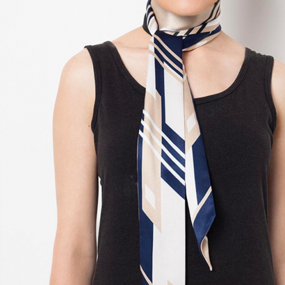 A makeshift necktie for casual summer elegance